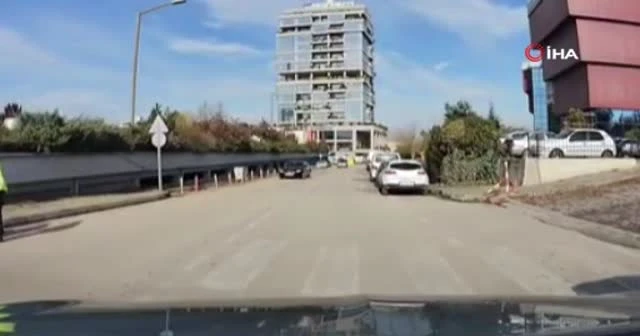 Engelli vatandaşın yardımına trafik polisi yetişti