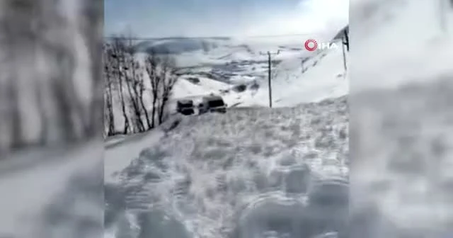 Erzurum’da üçüncü çığ, 10 araç mahsur kaldı