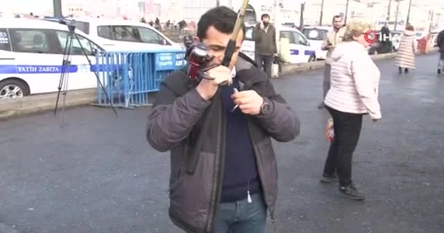 Fatih Belediye Başkanı ve gazeteciler Haliç'e olta attı