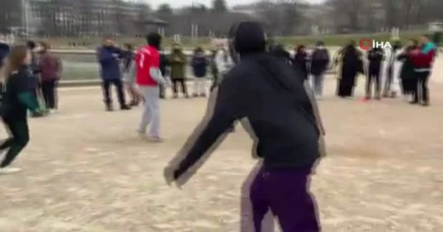 Fransa’da kadınlar müsabakalarda başörtüsü yasağını protesto etti