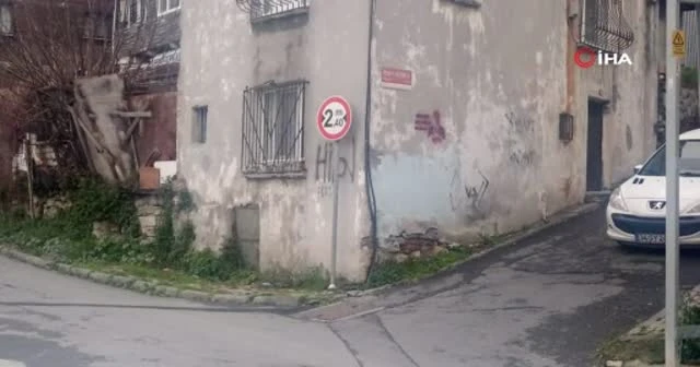 Genç kadına kapkaç kamerada: Peşinden koştu ama yakalayamadı