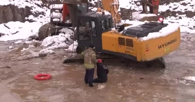 İş makinesi içi su ve buz dolu çukura böyle düştü
