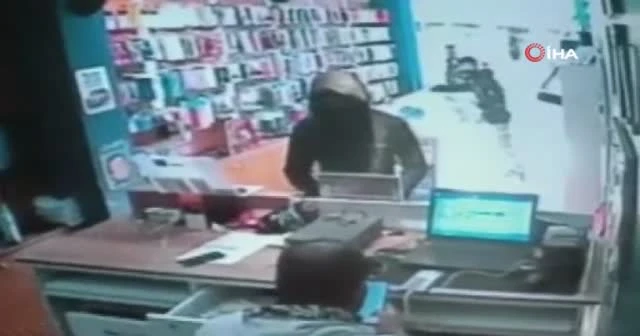İş yeri sahibi hırsızı fark etti, tokat atıp dışarı çıkarttı