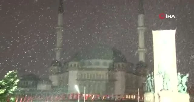 İstanbul'da kar yağışı aralıksız devam etti