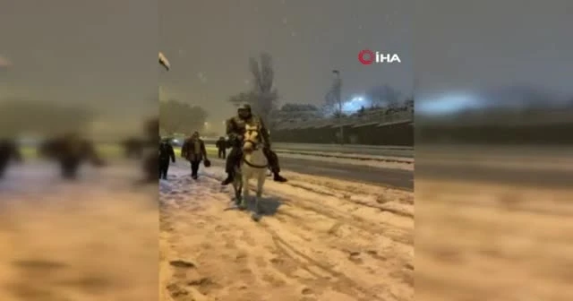 İstanbul’da karda ilginç görüntü: Yollar kapanınca atla gezmeye çıktı