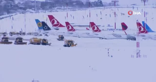 İstanbul Havalimanı’ndaki pistleri temizleme çalışması sürüyor