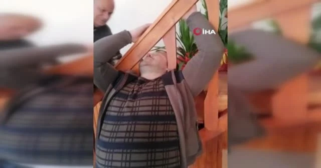 Kafası merdiven korkuluğuna sıkıştı, arkadaşları gülme krizine girdi