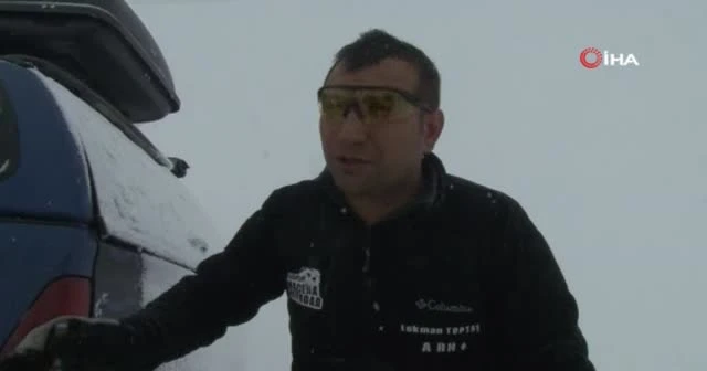 Kar hayatı durma noktasına getirdi: Isınmak için halay çektiler