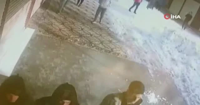 Kar kütlesinin altında kalmaktan saniyelerle kurtuldular