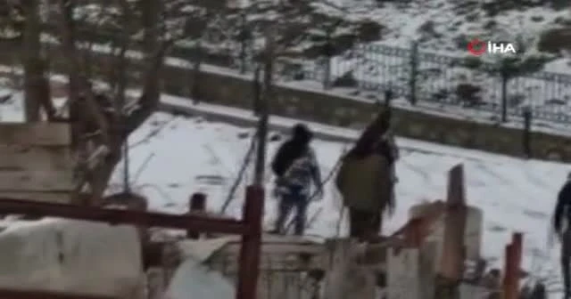 Kar üzerinde kayan genç tel örgüleri aşıp kanala düştü