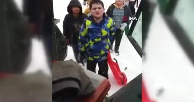 Karda kızakları ile kayan çocukların sempatik isteği: Yapmazsan olmaz mı?