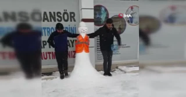 Kardan adamla birlikte halay çektiler