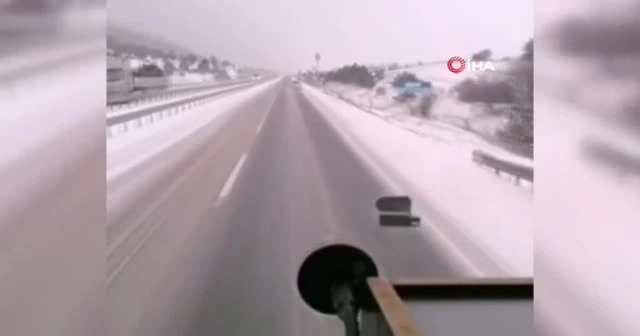 Karlı yolda takla atan otomobil kameraya yansıdı