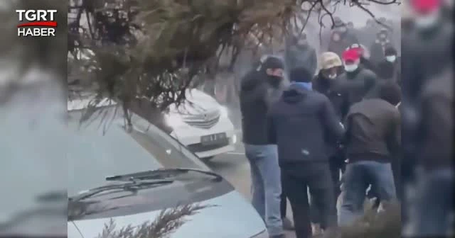 Kazakistan'da eylemcilere silah dağıtıldığı anlar kameralara yansıdı