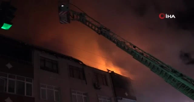 Kocaeli’de bir apartmanın çatısında yangın! Alevlere teslim olan apartman çatısı küle döndü