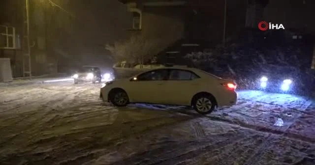 Maltepe’de karla kaplanan yollarda araçlar kaydı