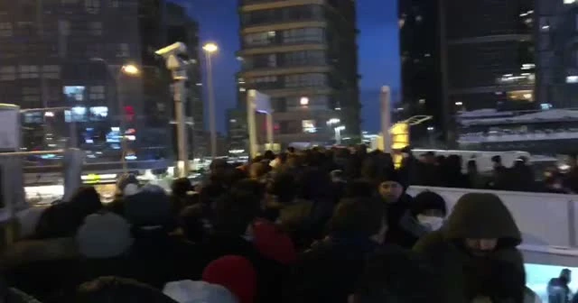 Metrobüste insan seli