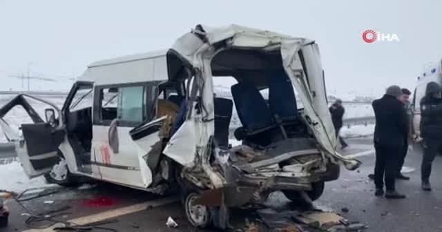 Niğde’de tır ve minibüs çarpıştı! 3 ölü 4 yaralı