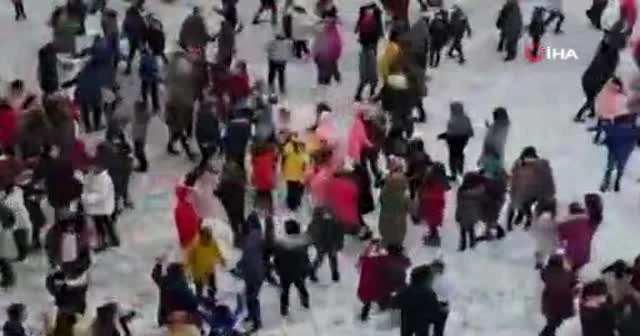 Öğrenciler kar yağınca erik dalı ile coştular