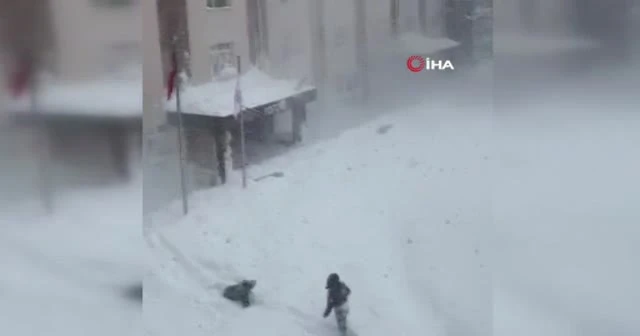 Öğrenciler ölümle burun buruna: Üzerlerine kar düştü