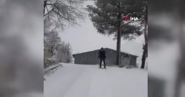 Okul yolunu kayak pistine çeviren öğretmen, kayarak okula gidiyor