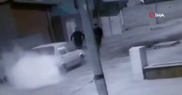 Oto hırsızları polisten kaçarken çukura düştü