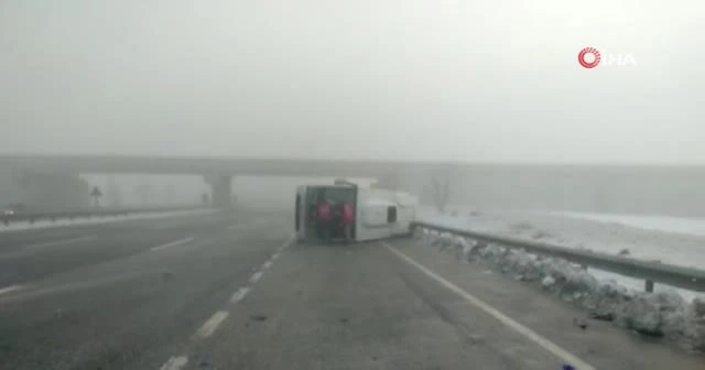 Polisleri taşıyan servis kaza yaptı