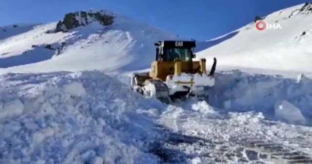 Şırnak'ta kar kalınlığı dozer boyunu aştı