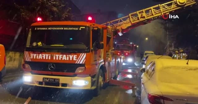 Üsküdar'da yangın! Evin çatısını yaktı