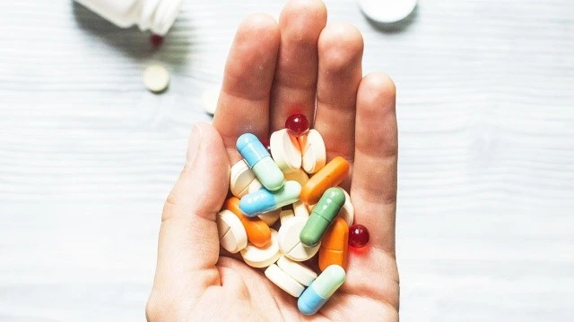 Vatandaş ilaç stokçularsa kar derdinde! Eczacılardan ilaç depolarına şok suçlama