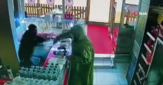 Yağmurluklu saldırgan çiğ köftecide dehşet saçtı