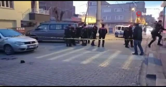 Yaşlılar birbirine girdiği kavgada bıçaklar çekildi