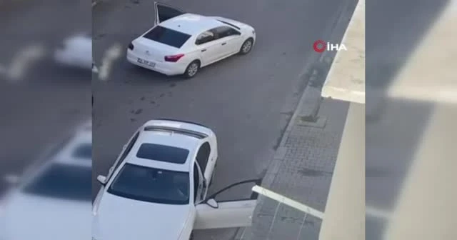 Yol verme kavgasında silahını çekti kabzasıyla saldırdı