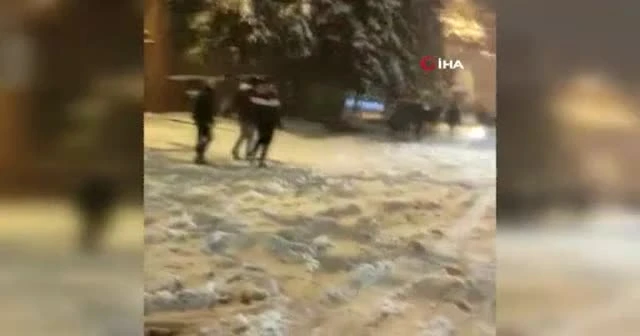 Yolda kalan İETT otobüsünü halatla çekerek kurtardılar