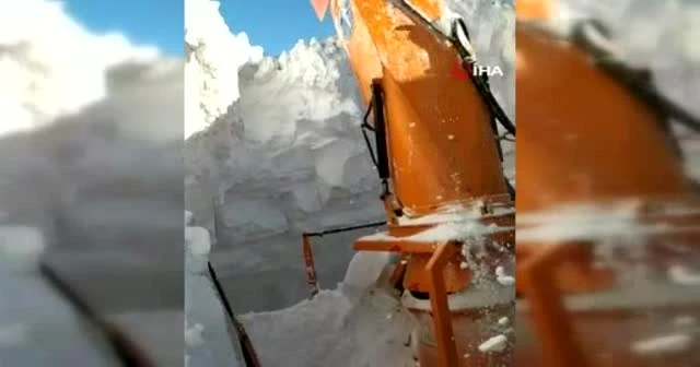 Yüksekova’da kar kalınlığı iş makinelerinin boyunu geçti
