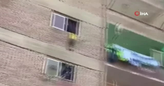 Mısır'da bir çocuk, 3. kattan düşmek üzereyken kurtarıldı