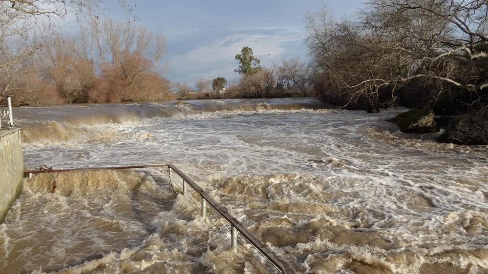 Manavgat Irmağında seviye yükseldi, tesisler su altında kaldı