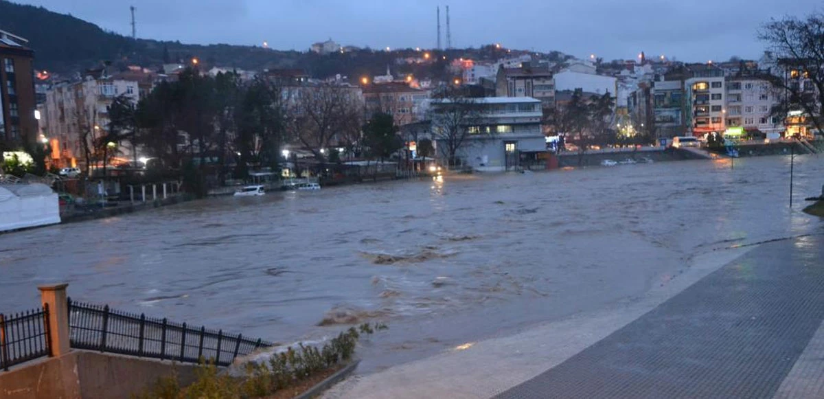 Çanakkale'de çay taştı, araçlar su altında kaldı