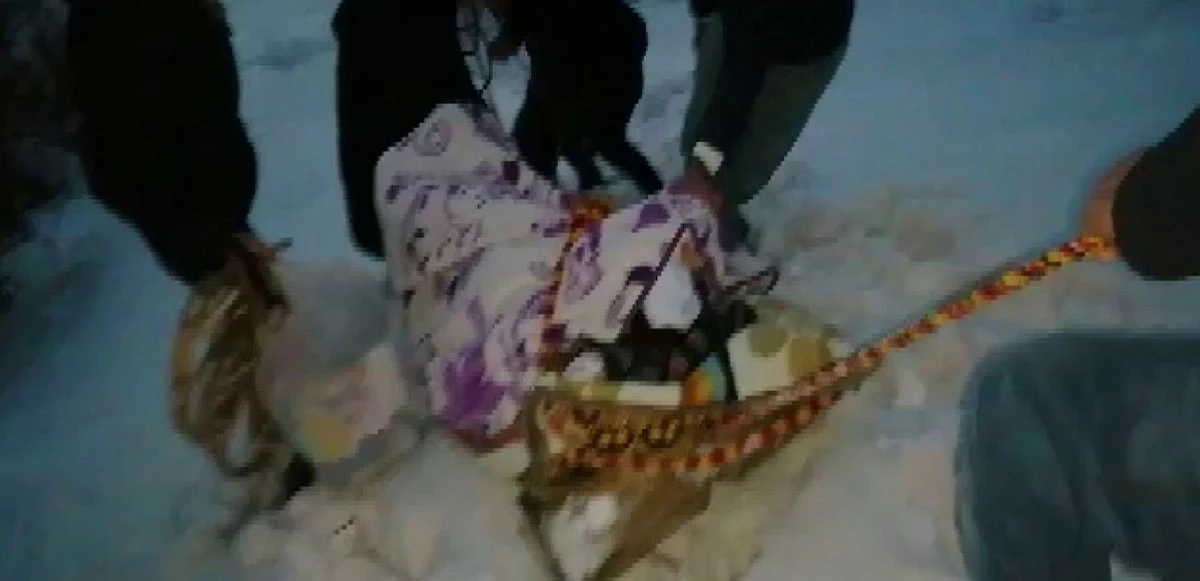 Hastayı tahta kızak ile ambulansa ulaştırdılar