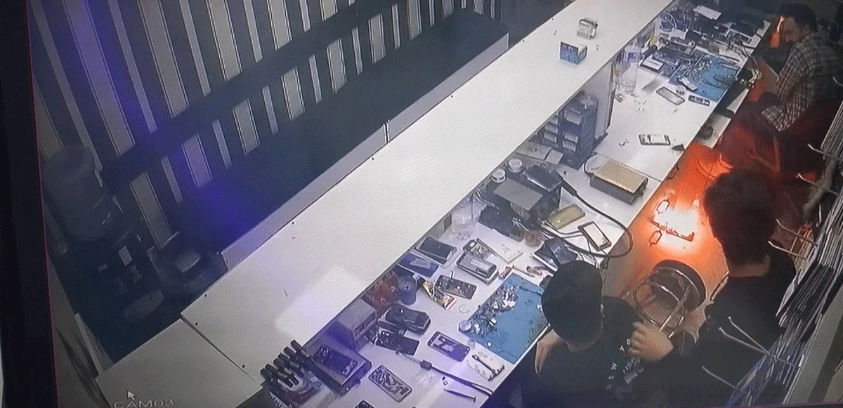 Cep telefonunun bataryası bomba gibi patladı