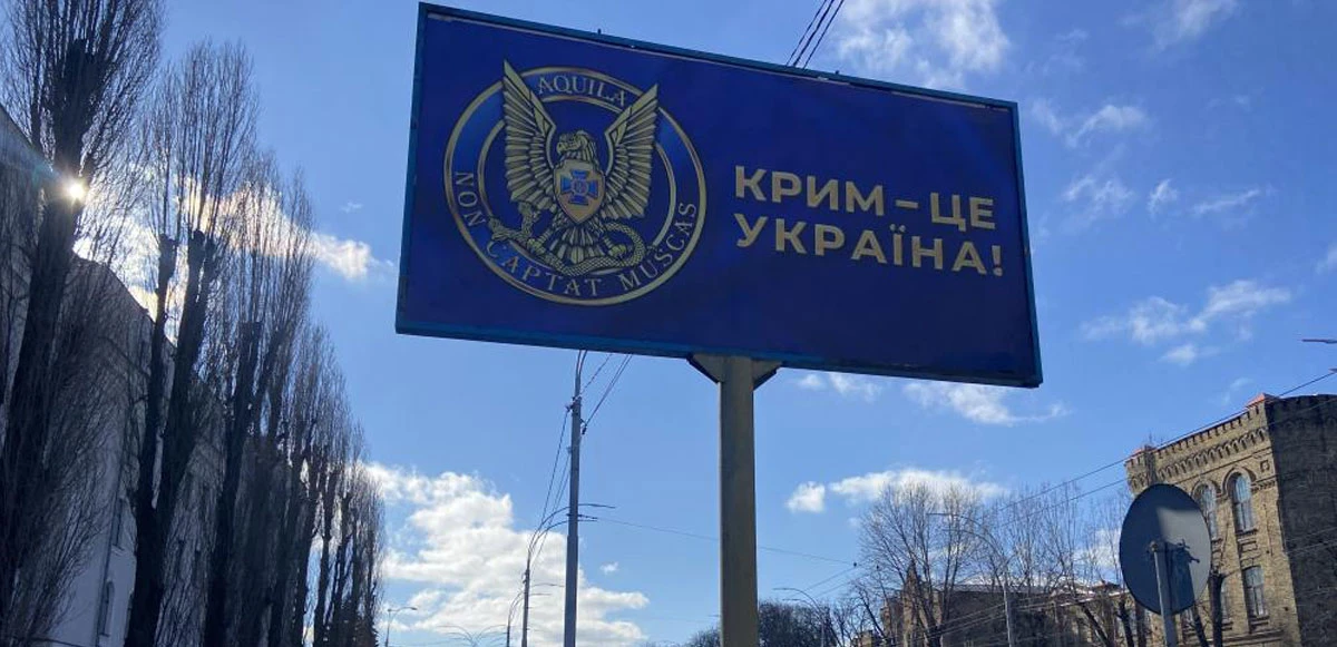 Rusya’nın Ukrayna’daki Büyükelçiliği önüne "Kırım Ukrayna’dır" pankartları