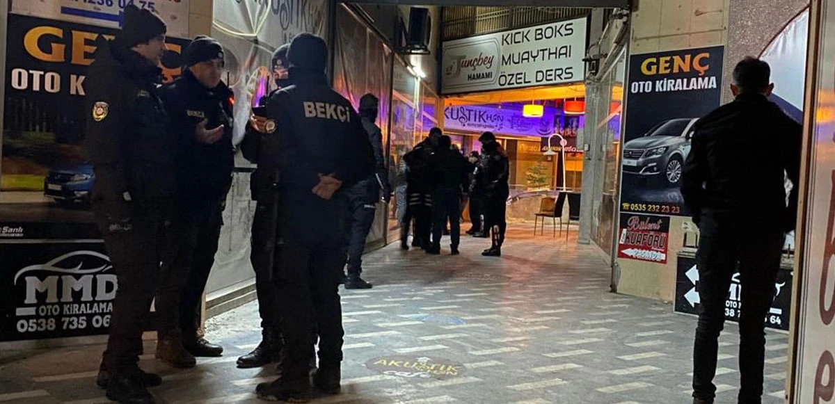 Kafasına silah dayayan şüpheliyi 4 saatte ikna ettiler