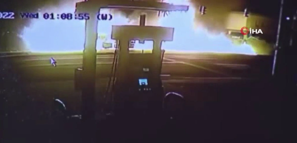 Devrilen petrol tankeri patlayarak alev aldı