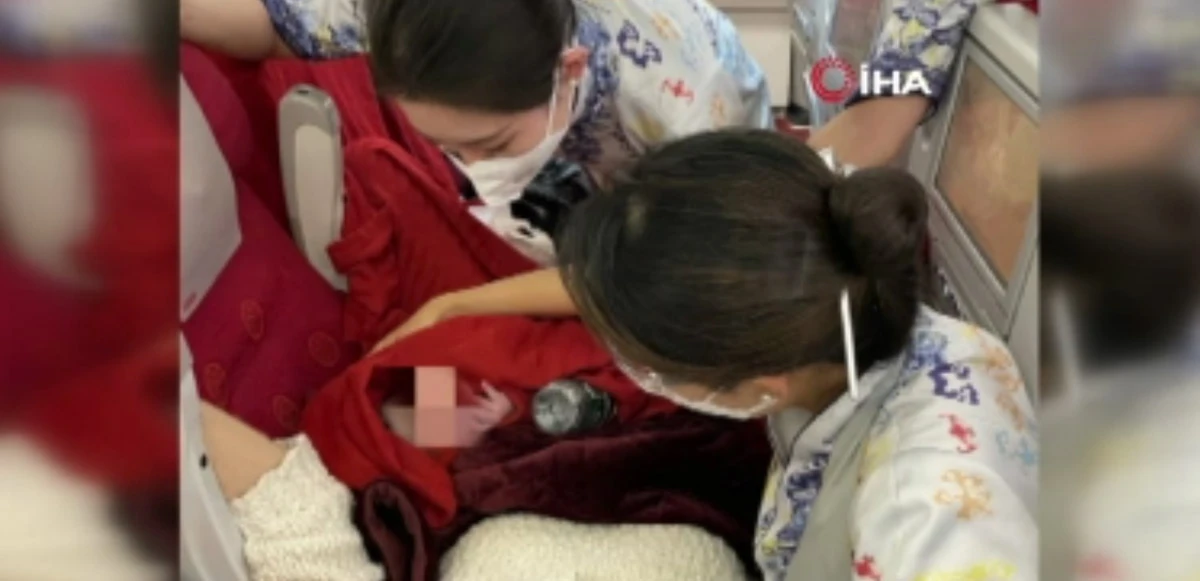 Çinli hamile kadın uçakta doğum yaptı! Kabin memurları yardım etti