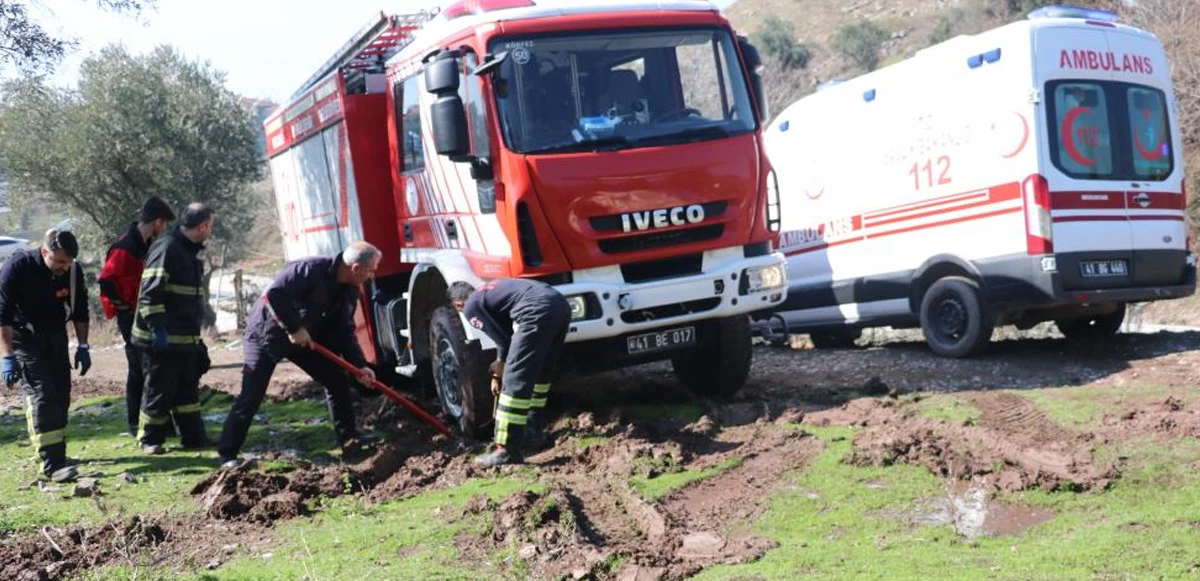 Çamura saplanan ambulansı kurtarmak için gelen itfaiye aracı çamura saplandı