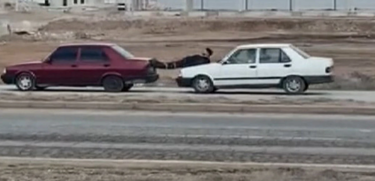 Kaputa yatıp öndeki aracı itti