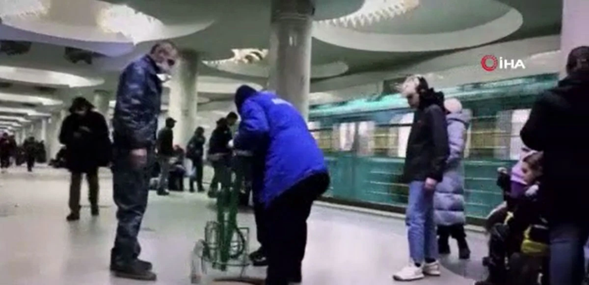 Ukrayna’da halk metro istasyonuna sığındı