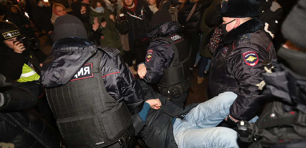 Rus polisinden sert müdahele