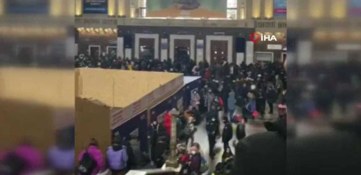 Kiev’de halk tren garına akın etti