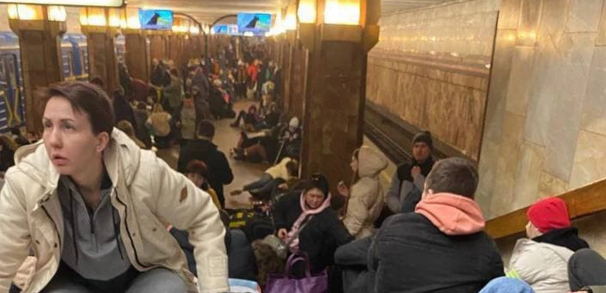 Ukraynalılar geceyi metro istasyonlarında geçirdi